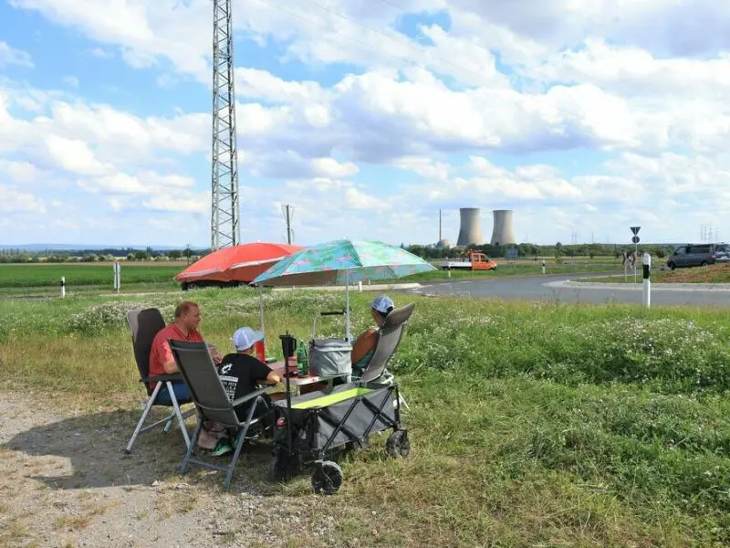 Sprengung der Kühltürme des Kernkraftwerkes Grafenrheinfeld