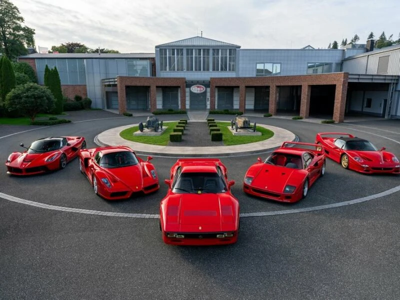 Ferrari vor dem Nationalen Automuseum