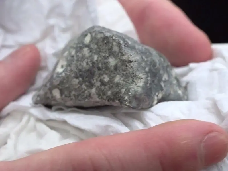 Gefundenes Meteoritenteil
