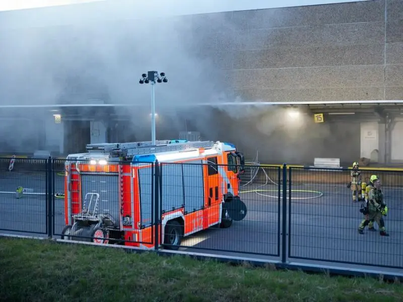 Lagerhalle in Berlin-Wittenau brennt