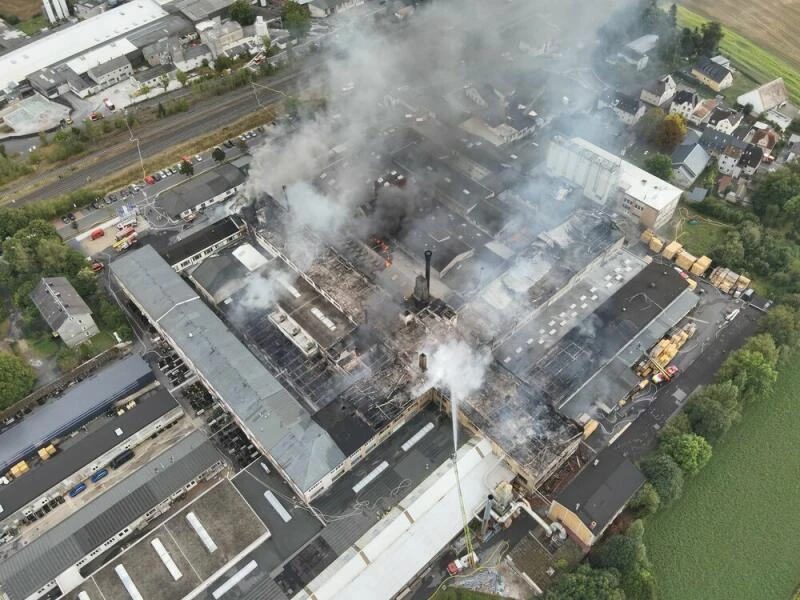 Großbrand auf Firmengelände in Oberfranken