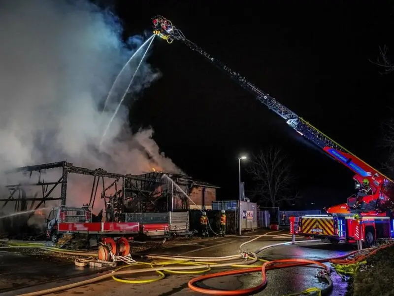 Millionenschaden bei Brand in Zimmerei in Riederich