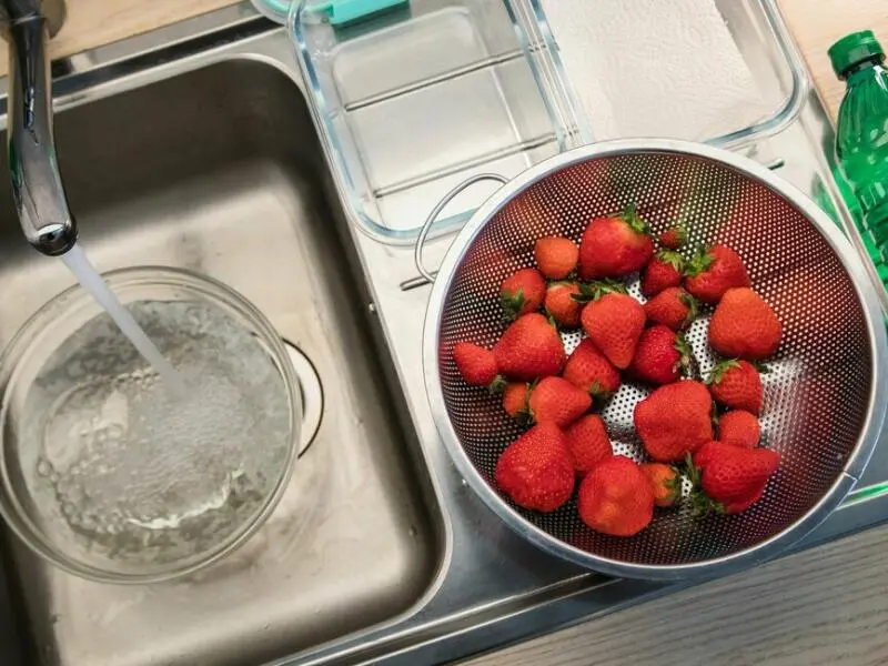 Utensilien für den Erdbeer-Lifehack in einer Küche