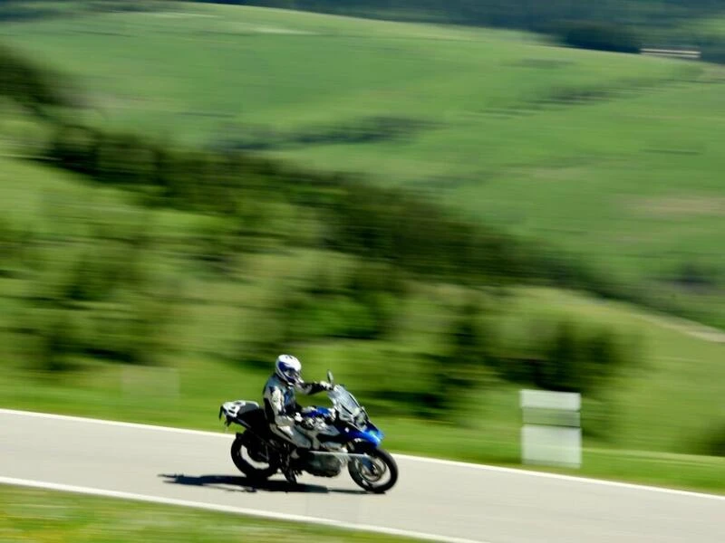 Motorradfahrer auf einer Landstrasse