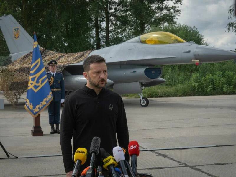 Ukraine-Krieg - Selenskyj stellt erste F-16 der Ukraine vor