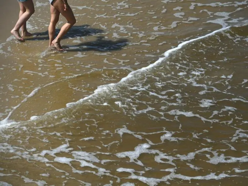 Zwei Frauen suchen Abkühlung an der Ostsee