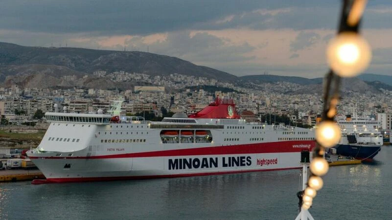 Eine Fähre liegt im Hafen von Piraeus