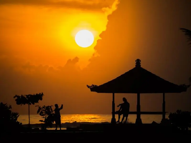 Sonnenuntergang am Strand in Indonesien