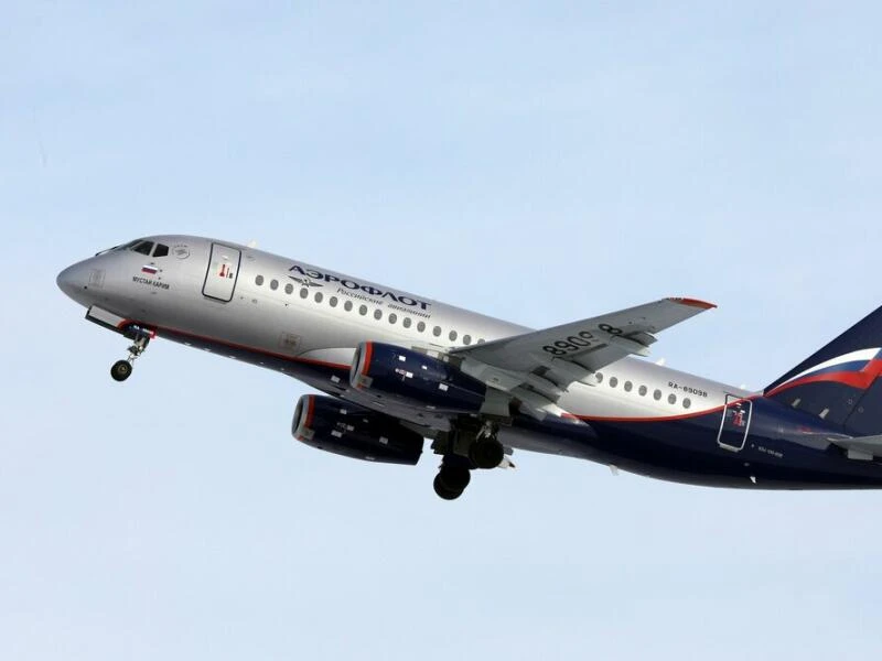 Russisches Passagierflugzeug Suchoi Superjet SSJ 100