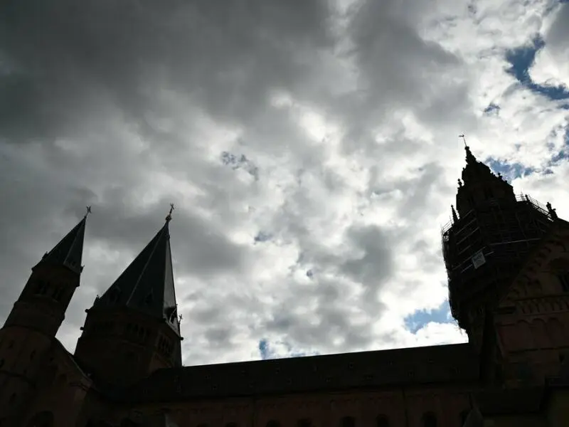 Wolken ziehen über den Mainzer Dom hinweg