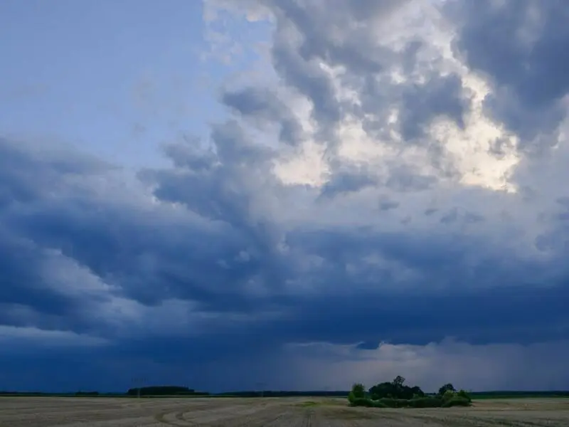 Gewitter ziehen über die Landschaft