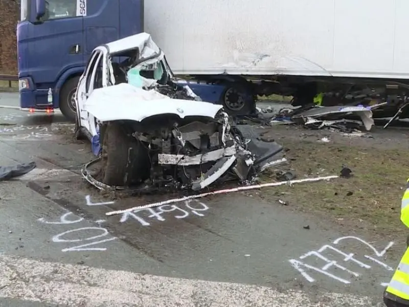 Mann verunfallt tödlich auf A2 - Autobahn lange gesperrt