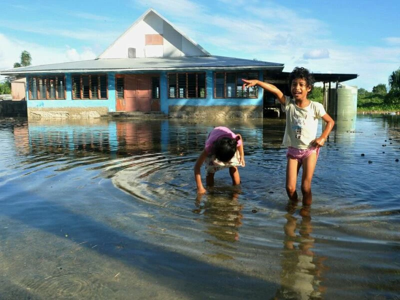 überfluteter Platz in Tuvalu