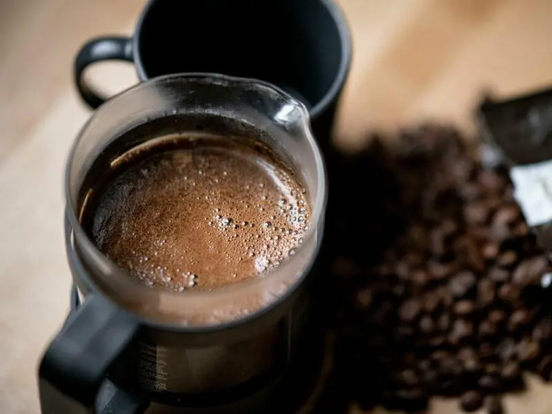 Frisch gebrühter Kaffee wird in einer French Press zubereitet.