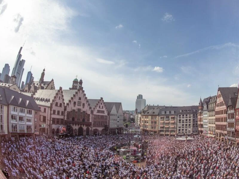 Fussball-Fans feiern auf dem Römerberg