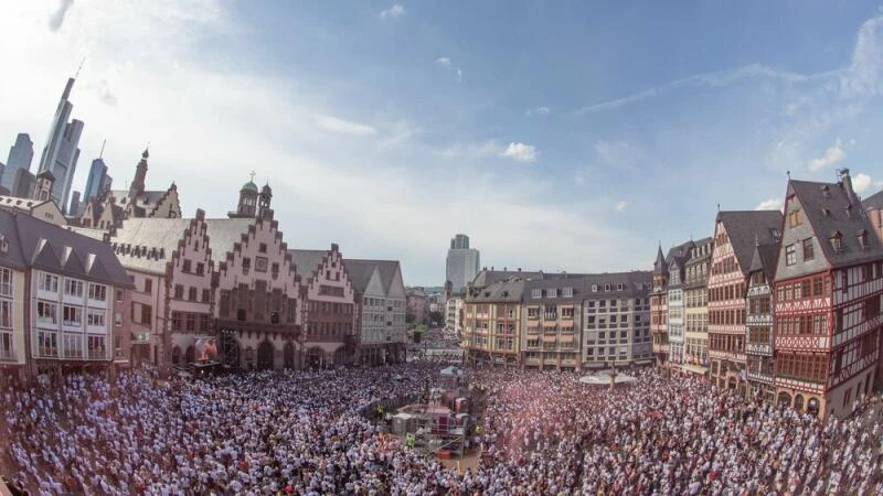 Fussball-Fans feiern auf dem Römerberg