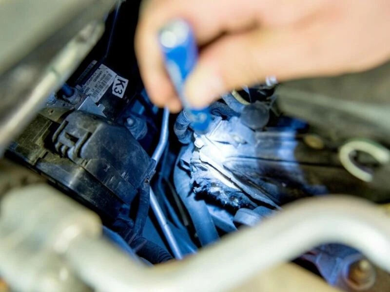 Ein Mechaniker überprüft Schäden unter der Motorhaube