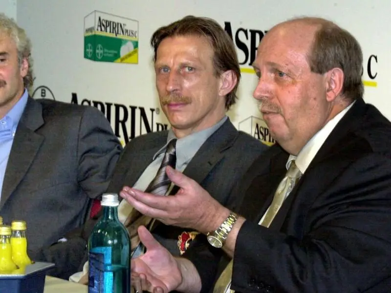 Christoph Daum (m.) mit Rudi Völler (l.) und Rainer Calmund (r.)