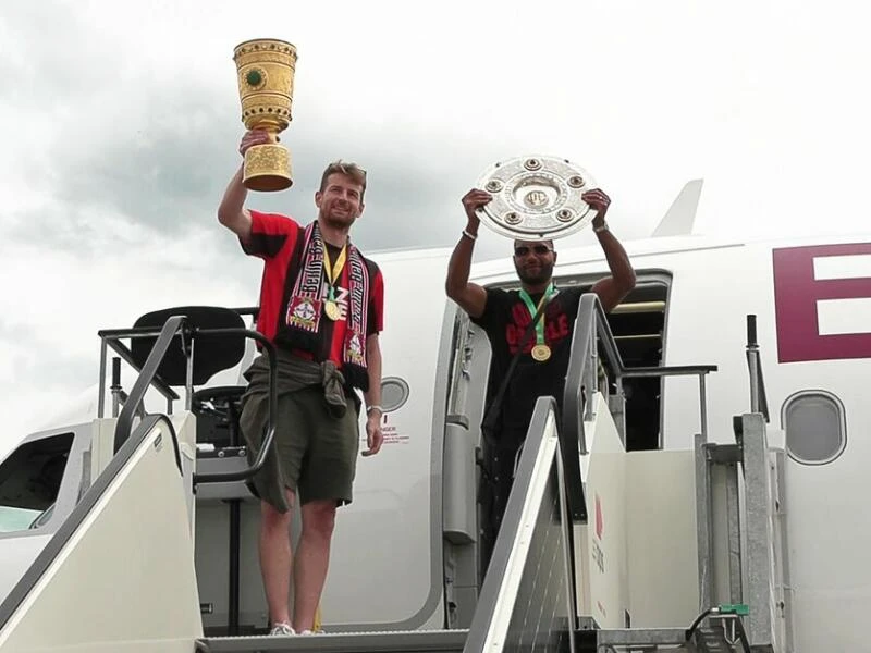 Torhüter Lukas Hradecky (l) und Jonathan Tah