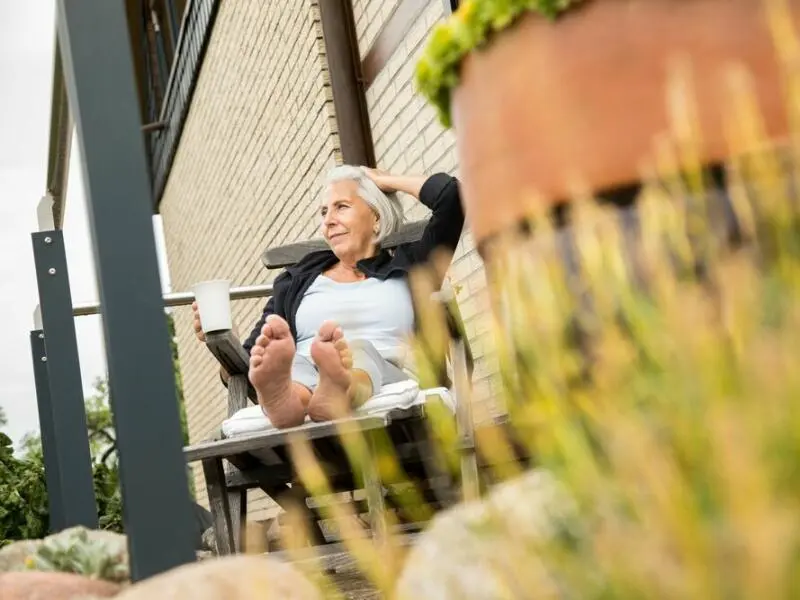 Eine Frau sitzt in einem Garten