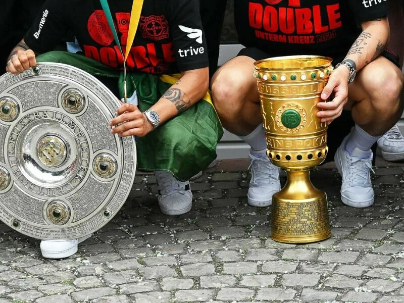 Meisterschale und Pokal