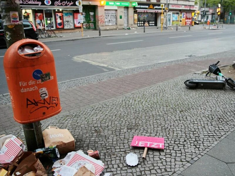 Überfüllter Mülleimer nach einer Demonstration in Berlin