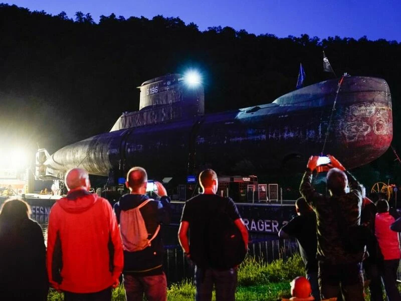 Neckar-Nachttransport, um den Schiffsverkehr nicht zu stören.