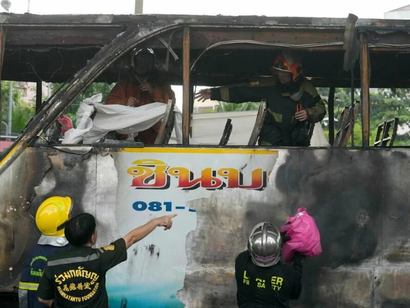 Thailand - Schulbus gerät in Brand