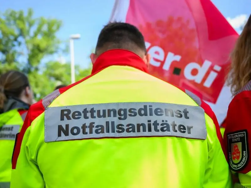 Rettungsdienst-Mitarbeiter protestieren gegen lange Arbeitszeiten