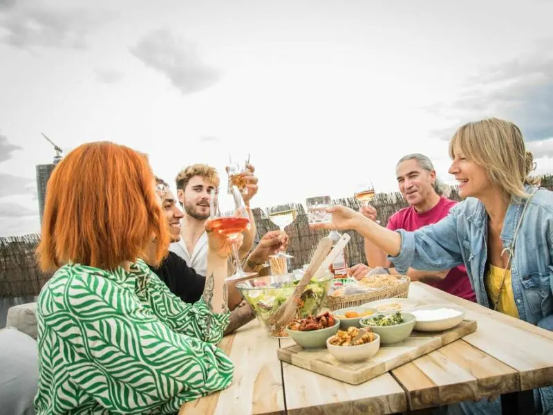 Ein Gruppe von Leuten sitzt auf einer Dachterrasse