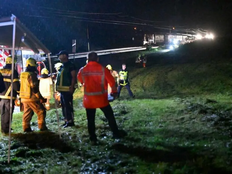 Eurocity kollidiert in Bayern mit umgestürztem Baum