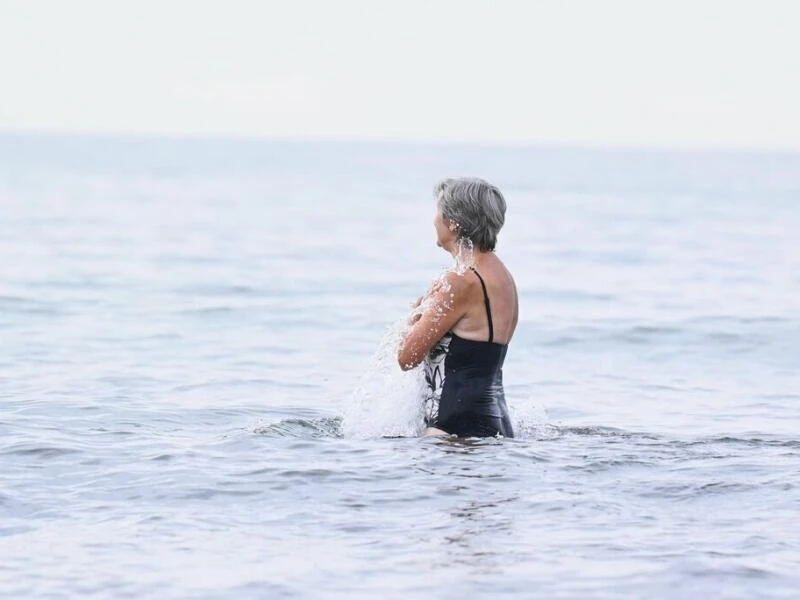 Ein ältere Frau badet in der Ostsee