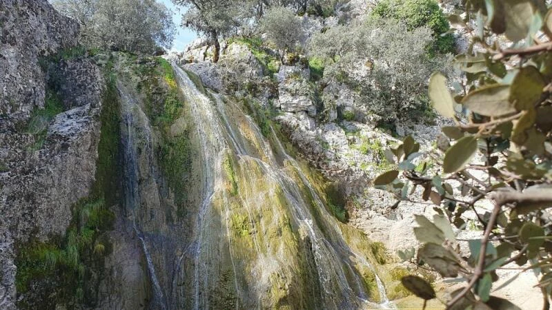 Ein Wasserfall im Nationalpark Naturpark Sierras Subbéticas