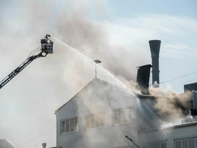 Großbrand in Wunsiedel - Polizei warnt vor giftigem Rauch