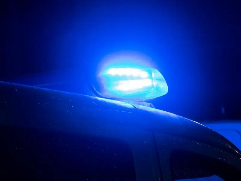 Ein Blaulicht leuchtet auf dem Dach eines Polizeiwagens