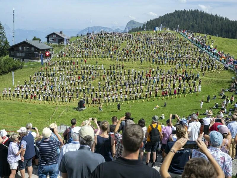 Guinness-Weltrekord im Alphorn-Blasen der Schweiz