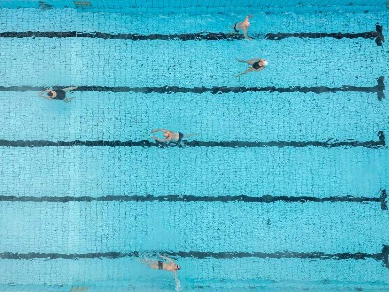 Freibadsaison bis Dezember- Schwimmen in kühler Herbstluft