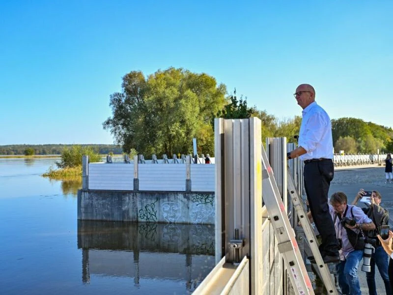 Dietmar Woidke besucht Hochwasserregion