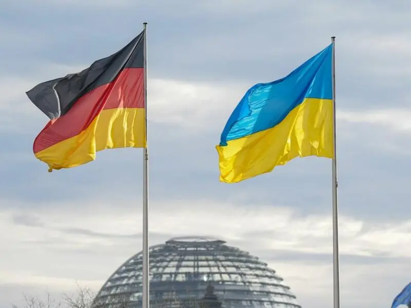 Deutsche und ukrainische Flagge