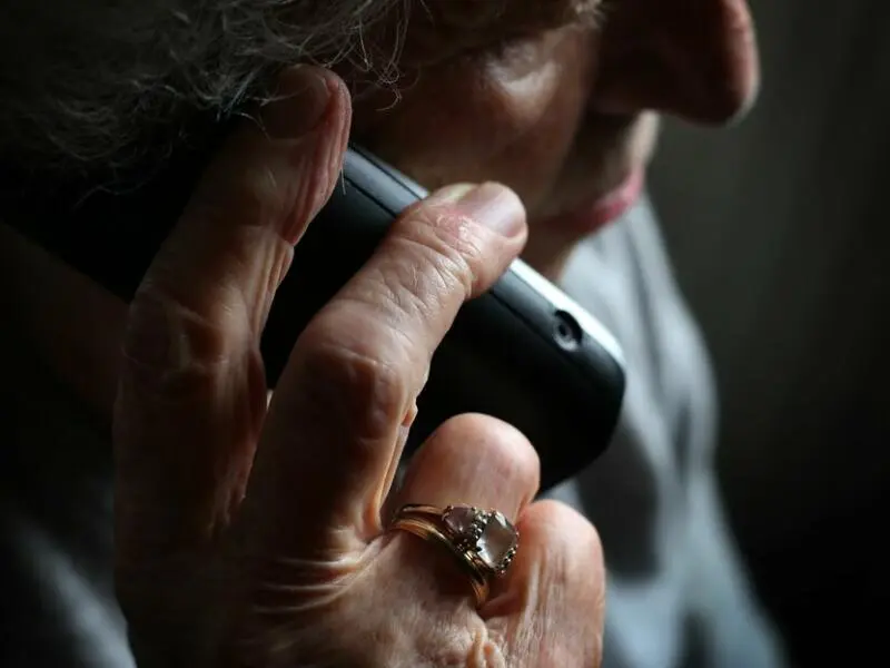Ältere Frau telefoniert - Schockanrufe nehmen zu