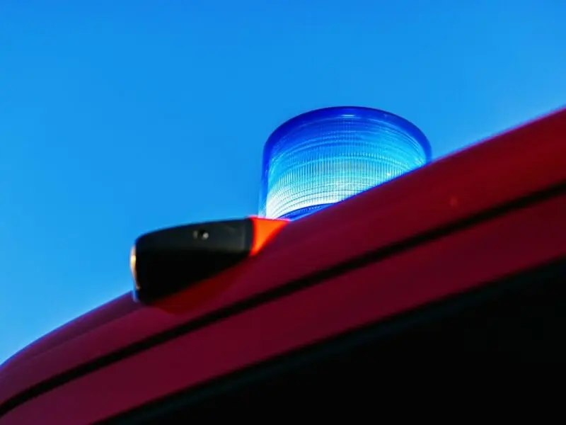 Ein Blaulicht leuchtet auf einem Feuerwehrfahrzeug