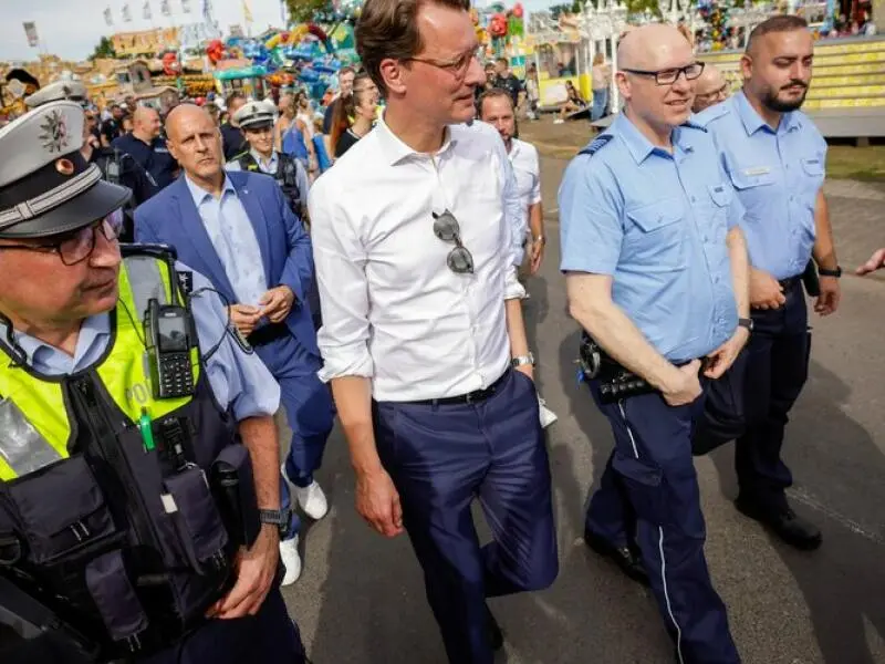 Wüst besucht Einsatzkräfte auf Pützchens Markt