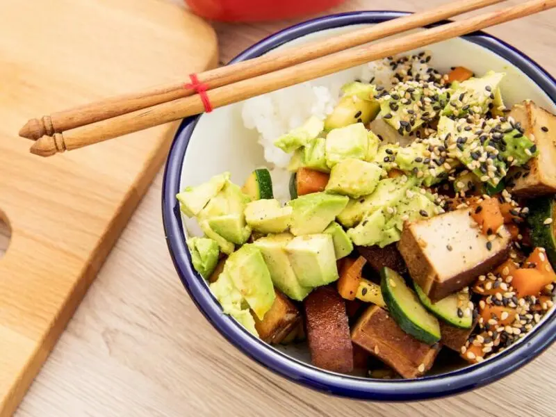 Bowl mit Tofu und Avocado