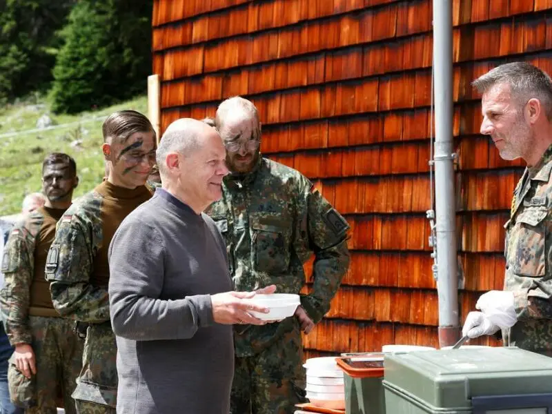 Bundeskanzler Scholz besucht Gebirgsjägerbrigade