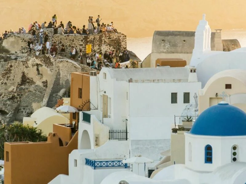 Touristen auf Santorin bei Sonnenuntergang