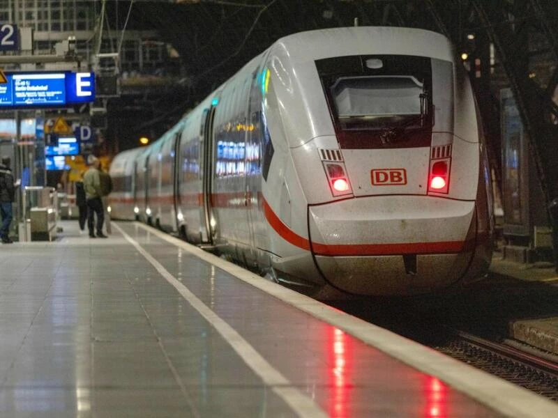 Kölner Hauptbahnhof für Zugverkehr gesperrt