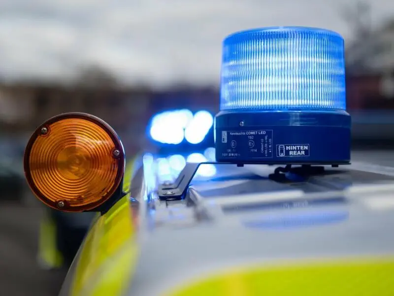 Blaulicht auf einem Einsatzfahrzeug der Polizei