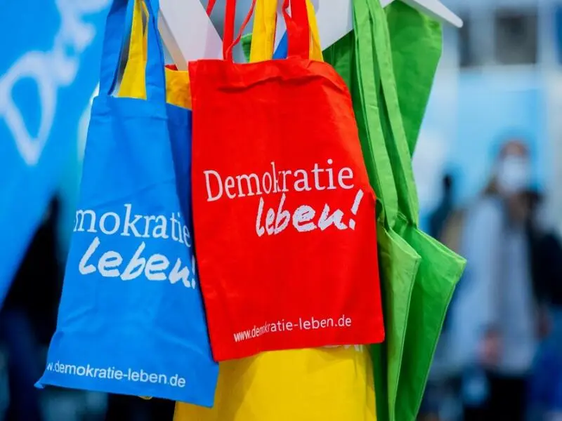 Tasche zeigt Schriftzug «Demokratie leben!»