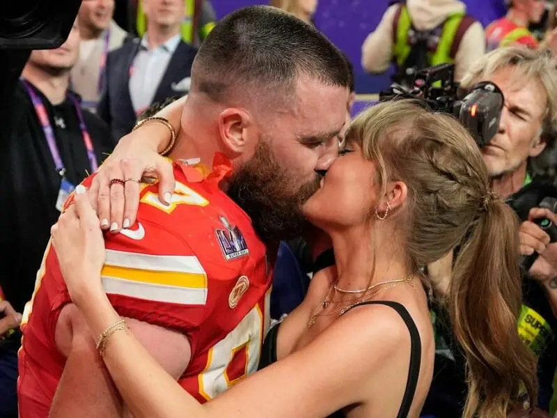 Taylor Swift küsst Travis Kelce