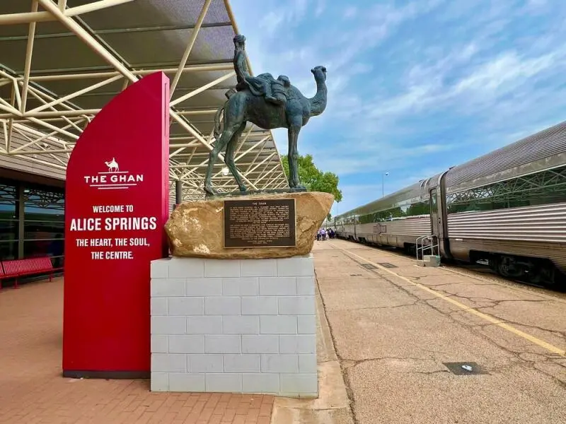 Kamel-Skulptur am Bahnhof von Alice Springs